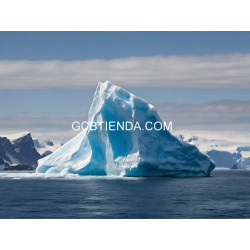 Iceberg flotando en el océano