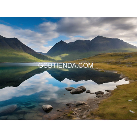 Lago de aguas cristalinas en los Fiordos noruegos